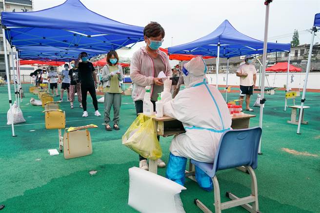 中國大陸昨（13日）新增30例本土新冠肺炎病例，連續4天回落。（新華社）