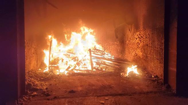 位于林口的车体工厂私设砖窑焚化废弃物，气味刺鼻、烈焰冲天。（新北市环保局提供）