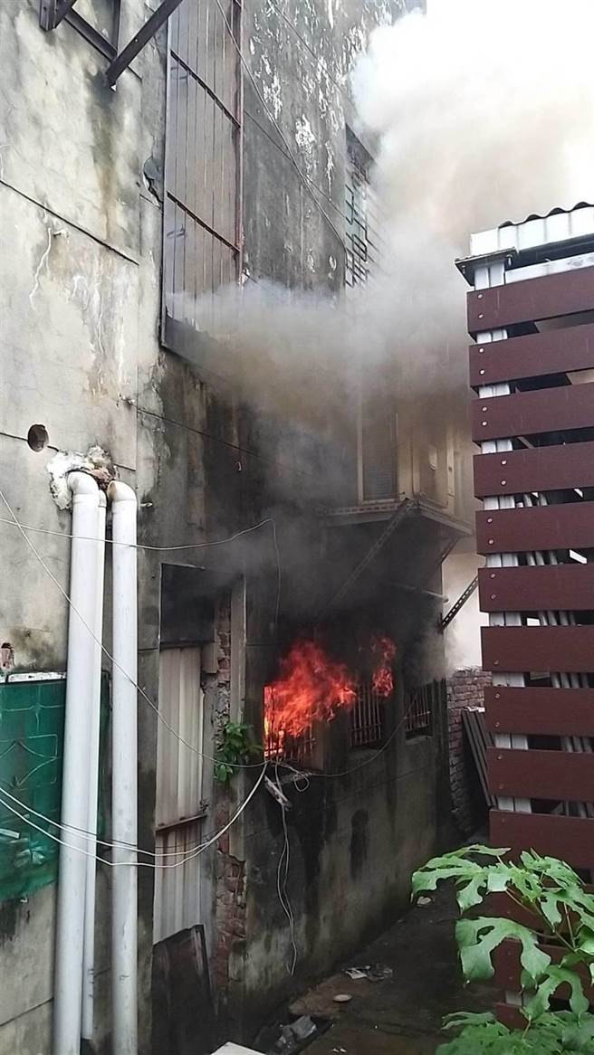 火車站前超商倉庫內冒出火舌。（台南市消防局提供／程炳璋台南傳真）
