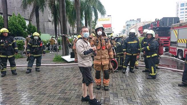 鍾姓超商店長到場配合警消人員調查起火原因。（程炳璋攝）
