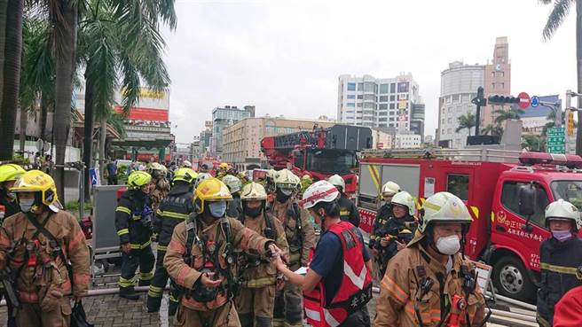 警消派出大批消防員到場待命。（程炳璋攝）
