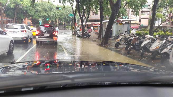 高雄今晨豪大雨造成多处路面积水。（图／左营分局提供）