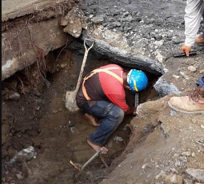 连日豪雨，台南归仁182线路段昨天出现坑洞。（台南市工务局提供／曹婷婷台南车传真）