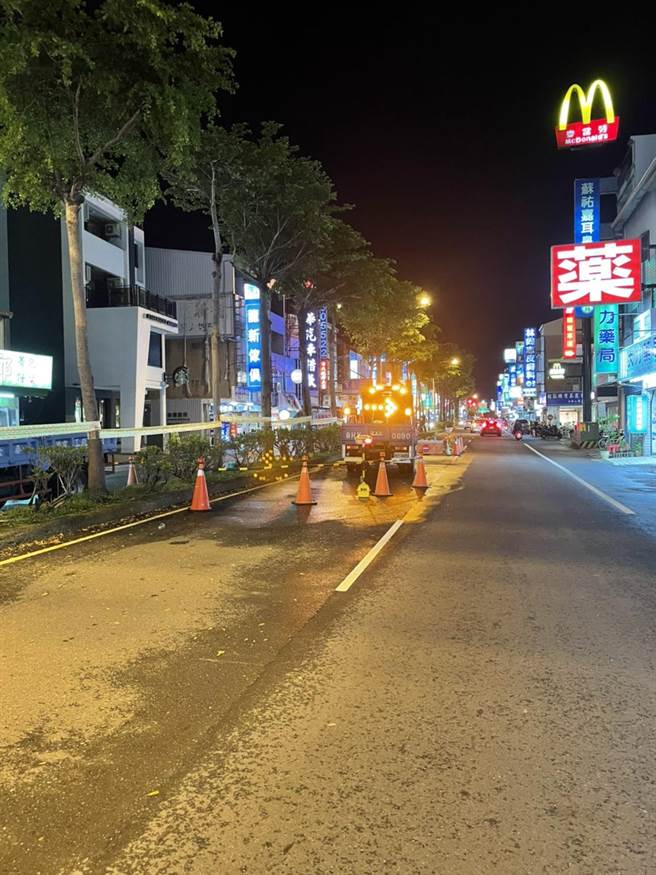 台南归仁182线路段昨天出现坑洞，今天完成抢修。（台南市工务局提供／曹婷婷台南传真）