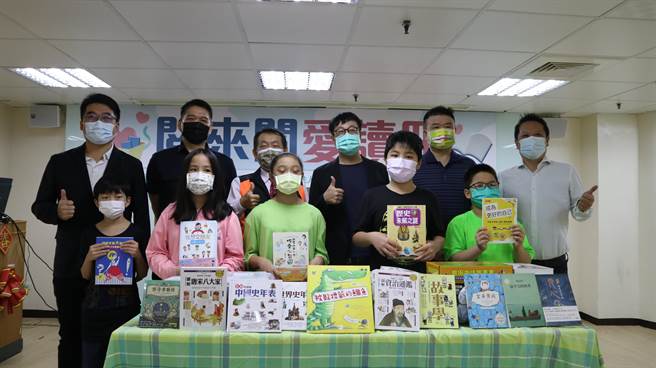 财团法人高雄市透南风教育基金会13日再次与南高雄家扶中心联合办理「閲来阅爱读册」赠书活动，高雄市议员何权峰、李柏毅、邱俊宪及简焕宗也特地出席响应活动。（柯宗纬翻摄）