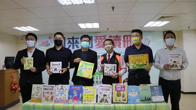 财团法人高雄市透南风教育基金会13日再次与南高雄家扶中心联合办理「閲来阅爱读册」赠书活动，高雄市议员何权峰、李柏毅、邱俊宪及简焕宗也特地出席响应活动。（柯宗纬翻摄）