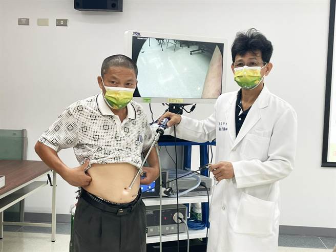 吳姓搬運工（左）經微創疝氣修補手術，終於告別20年來疝氣之苦。（台中醫院提供／馮惠宜台中傳真）