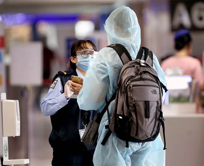 Delta太強，攻破保護力防線，統計共12人打完兩劑仍染疫。圖為旅客入境的畫面。（范揚光攝）