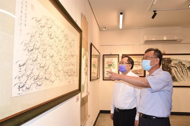 前警政署副署长蔡俊章水墨画展开幕，澎湖县长赖峰伟祝贺。（陈可文摄）