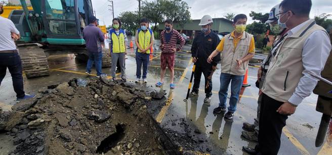 台南市佳里区佳东路保安宫前路面下陷，水利局开挖抢修。(台南市水利局提供／刘秀芬台南传真)