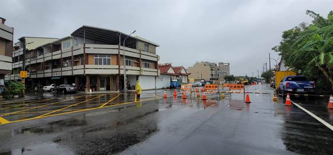 台南市佳里区佳东路保安宫前路面下陷，水利局开挖抢修。(台南市水利局提供／刘秀芬台南传真)