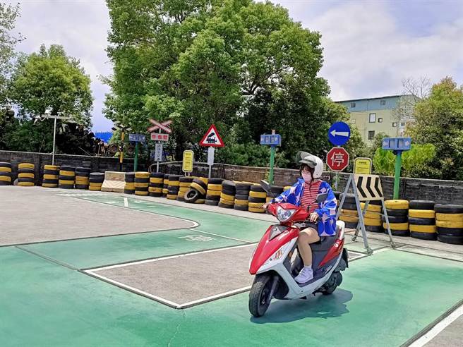 取得機車駕照已成為生活必需的技能之一。（胡健森攝）