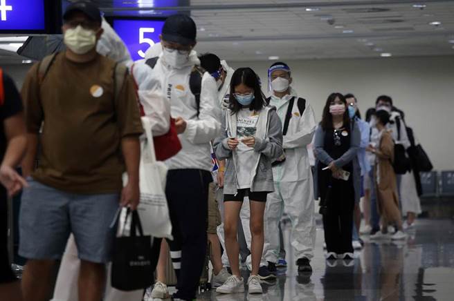 不少民眾选择出国打疫苗，但接种完不会拿到台湾的小黄卡，回台之后该怎么认证有打过疫苗，对此，陈时中表示，以接种当地开的证明为主。图为参与台帛旅游泡泡的旅客。（范扬光摄）