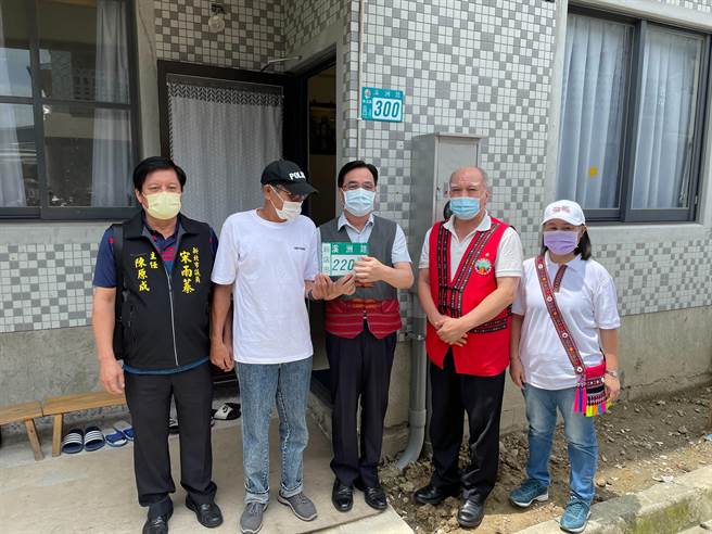 原住民族委員會主委夷將‧拔路兒Icyang‧Parod今（14日）上午訪視溪洲聚落家屋及公共設施工程進度。（葉書宏攝）