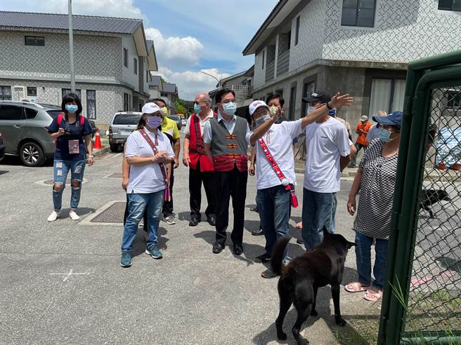 原住民族委員會主委夷將‧拔路兒Icyang‧Parod今（14日）上午訪視溪洲聚落家屋及公共設施工程進度。（葉書宏攝）