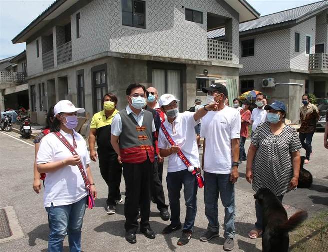 原民會主委夷將．拔路兒訪視溪洲聚落的家屋和公共工程進度。（趙雙傑攝）
