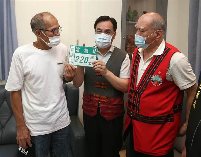 和部落頭目拿著舊門牌回憶過往。（趙雙傑攝）
