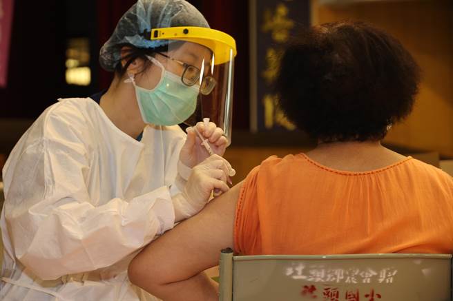 彰化县第五轮莫德纳疫苗施打，共2.73万人预约，预计13、14日一连两天施打完毕。（常春医院提供／谢琼云彰化传真）