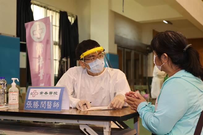 復健科医师张胜闵高大帅气，浓眉大眼虽然戴着口罩还是难掩师奶杀手的风采，不少等候接种疫苗的婆婆妈妈纷纷探询有没有女朋友。（常春医院提供／谢琼云彰化传真）