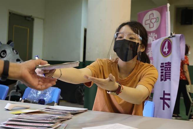 社头国小快打站上午共有近500人前往接种，惠来医疗体系旗下员林常春医院出动40名医护团队进驻为民眾服务。（常春医院提供／谢琼云彰化传真）