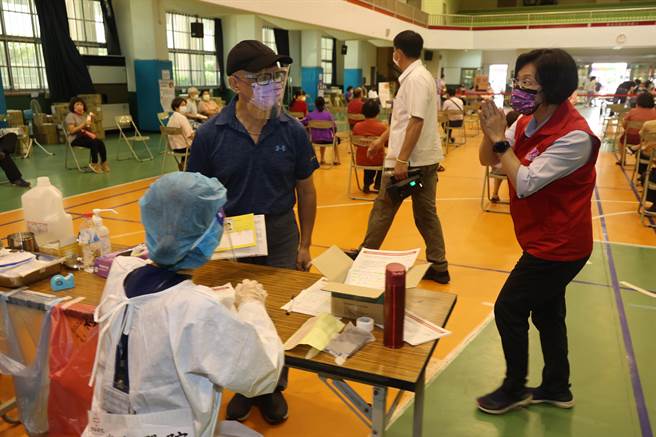 彰化县长王惠美(右)一早就到社头国小快打站关心疫苗施打情形，不忘感谢医护人员付出，牺牲假期守护民眾健康。（常春医院提供／谢琼云彰化传真）