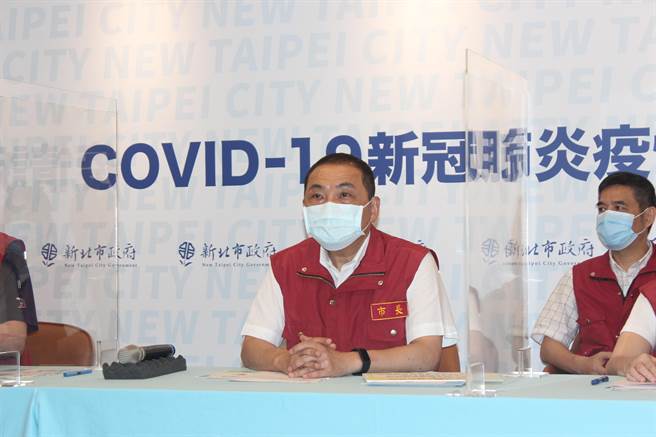 新北市长侯友宜今（14日）主持防疫会议说，乐见市民不用拿出1000元来领券，盼中央速度加快。（叶书宏摄）
