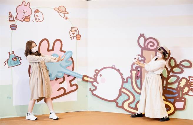 展区中设有2米高的巨大花洒，民眾可拍下趣味精彩的互动合照。（梦时代提供）