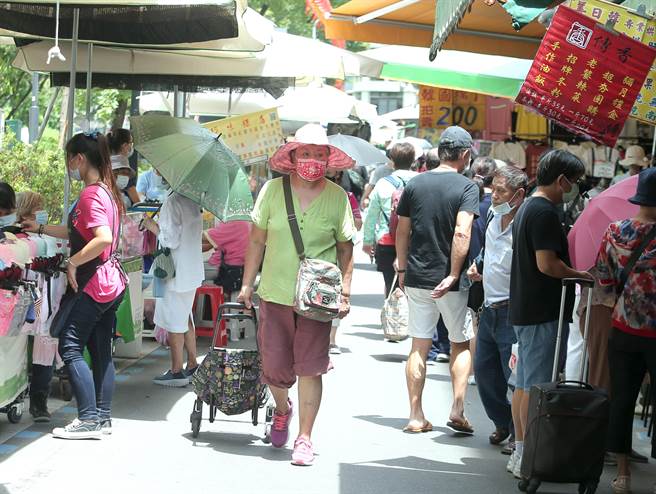 行政院拟推「振兴五倍券」，民眾以可以新台币1000元换5000元，全国实体店家、摊商皆可使用。(示意图，粘耿豪摄)