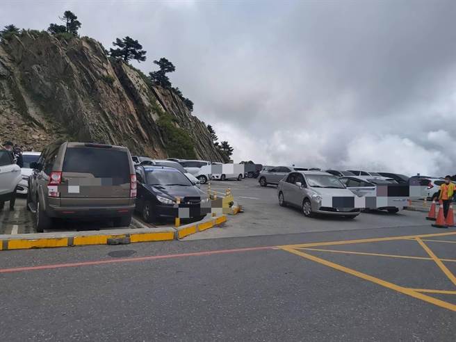 今天是农历七夕情人节，合欢山武岭地区的停车场一早就停满。（民眾提供／卢金足南投传真）