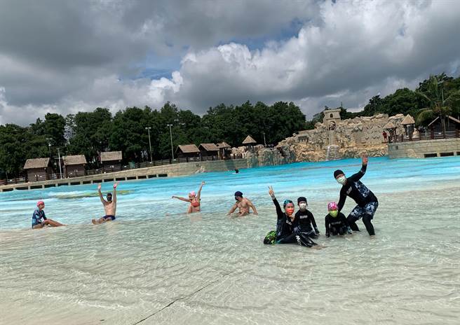 趁着暑假倒数半个月，全台最大水乐园马拉湾14日终于开园。（陈淑娥摄）