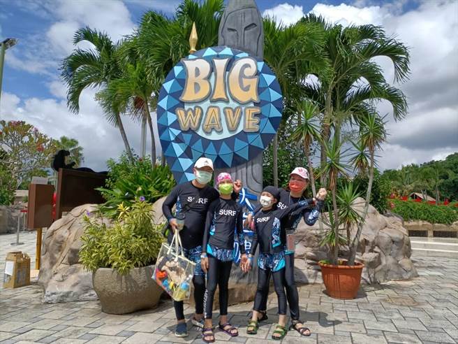 张小姐与先生带着孩子一早就入园消暑。（陈淑娥摄）