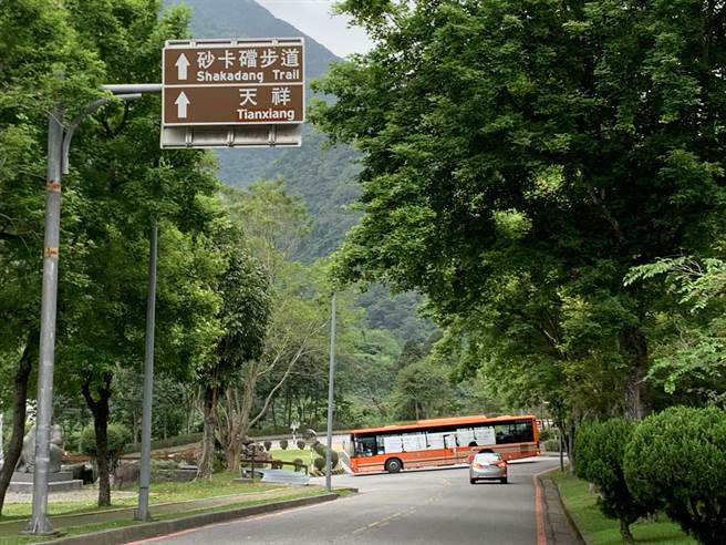 疫情降級，太魯閣國家公園出現出遊人車，園區停車場已不敷使用，將適度開放遊覽車停車場停車。（王志偉攝）