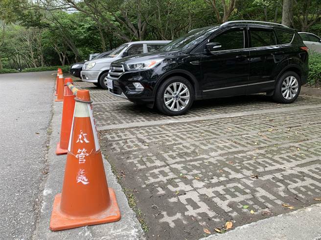 疫情降級，太魯閣國家公園停車場改為降載一半，但假日出遊人潮多，停車空間一位難求。（王志偉攝）