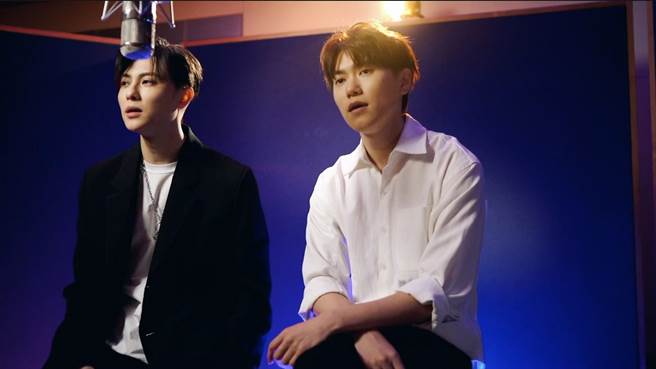 王子（左）和弟弟邱宇辰再度合作。（喜鵲娛樂提供）