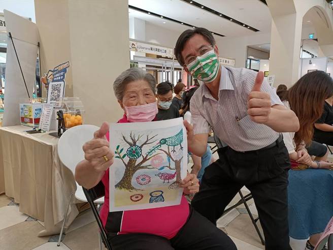 绘画比赛年龄最高99岁黄舜姿女士与分局长陈荣俊合影。（陈淑娥摄）