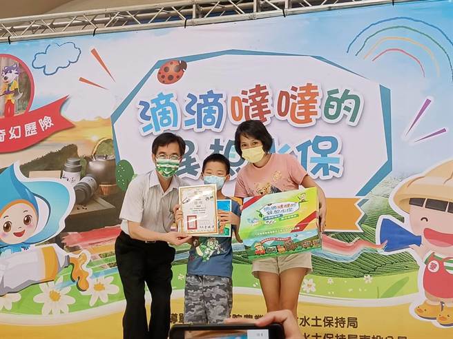 「滴滴哒哒的异想水保」绘画比赛颁奖典礼14日热闹登场。（陈淑娥摄）