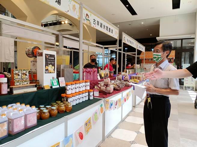 「农莱市集」以友善农业、产销履歷主题作推广，展售的都是中台湾农村在地特色物产。（陈淑娥摄）