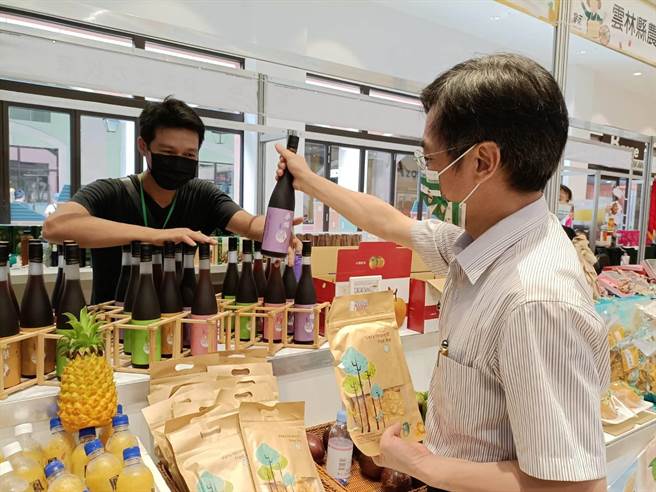 「农莱市集」以友善农业、产销履歷主题作推广，展售的都是中台湾农村在地特色物产。（陈淑娥摄）
