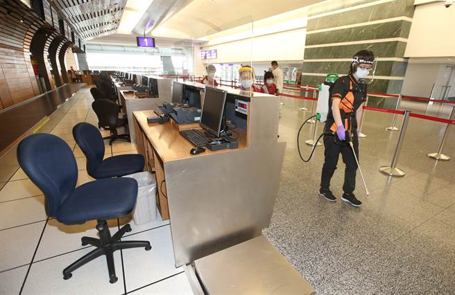 台北市13日新增2起新冠肺炎本土个案，其中1名为桃园机场越捷航空地勤人员，机场公司获知后立刻派员消毒越捷的报到柜台。（资料照，范扬光摄）