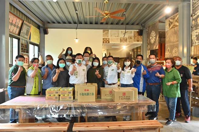 身兼民进党高雄市党部主委的立委赵天麟等人今（14）日偕市议员前进部落捐赠物资并允在党部设置展销据点，全力抢救受灾部落经济。（柯宗纬翻摄）