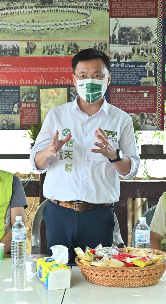 立委赵天麟表示，感同身受山区居民因断桥受困，将现採金煌制成果乾以减轻灾损的辛苦，宣布会于党部设置展销据点。（柯宗纬翻摄）