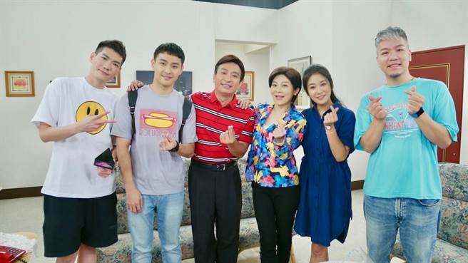 《娱乐超skr》主持人到摄影棚拍摄。民视提供  