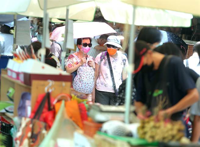 行政院拟推「振兴五倍券」。(资料照，粘耿豪摄)