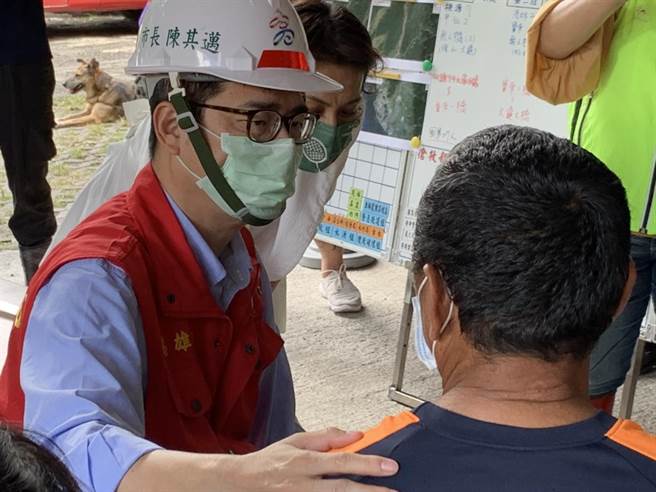 针对柯P批陈其迈让疫苗预约系统乱掉，高市新闻局长董建宏回应，今天市长陈其迈去桃源区勘灾其实很忙，无暇回应这种政治口水。（柯宗纬翻摄）