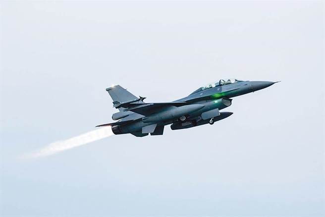 台中汉翔航空工业今日上午在进行F-16V编号6646战机改装作业时，疑似在机体发生联胺外泄，造成现场8名工人紧急送医。(军闻社提供)