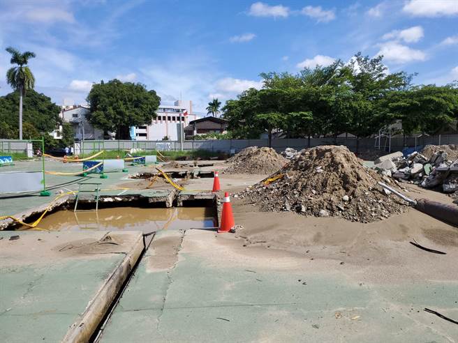 斗六市籽公園的籃球場正改為風雨籃球場，2周前開挖9個洞擬設置柱子，赫然發現6具無主骨骸，斗六市公所請示城隍爺，指示全面開挖清理。（周麗蘭攝）