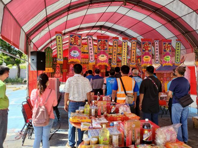 斗六市公所今（14日）請多尊神明坐壇，以隆重科儀普度後重新「破土」，縣長張麗善親自到場祭拜。（周麗蘭攝）