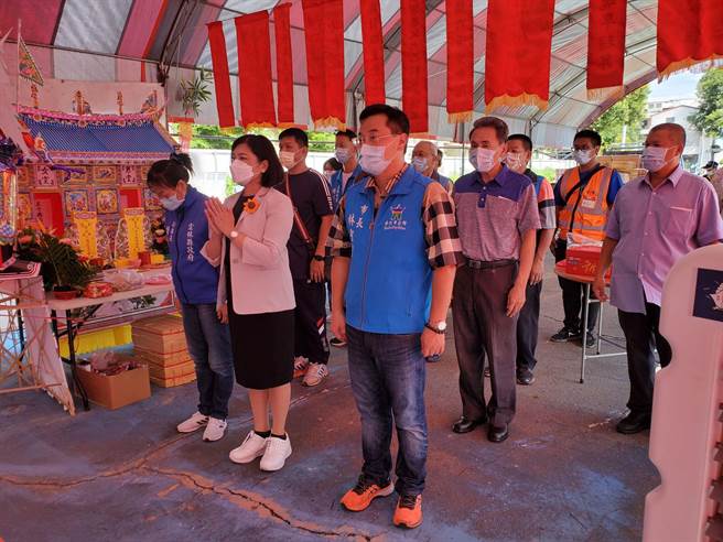 縣長張麗善（合掌者）親自到場祭拜。（周麗蘭攝）