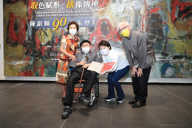 台湾资深艺术家陈银辉(左二)即日起在国立台湾美术馆举办「取色赋形．舍像传神─陈银辉90艺术歷程」展览，台中市长卢秀燕(右二)前往参观。(林欣仪摄)