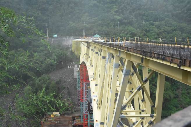 桃園市原住民族行政局指出，「三光跨河大橋興建工程」原預計9月可完工，但因疫情影響，加上近日的強降雨導致工程延後，預計完工時間延至12月底，2022年3月左右才能通車。（原民局提供／蕭靈璽桃園傳真）